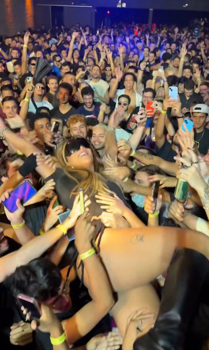 a pabllo meio que é jesus da nova geração né