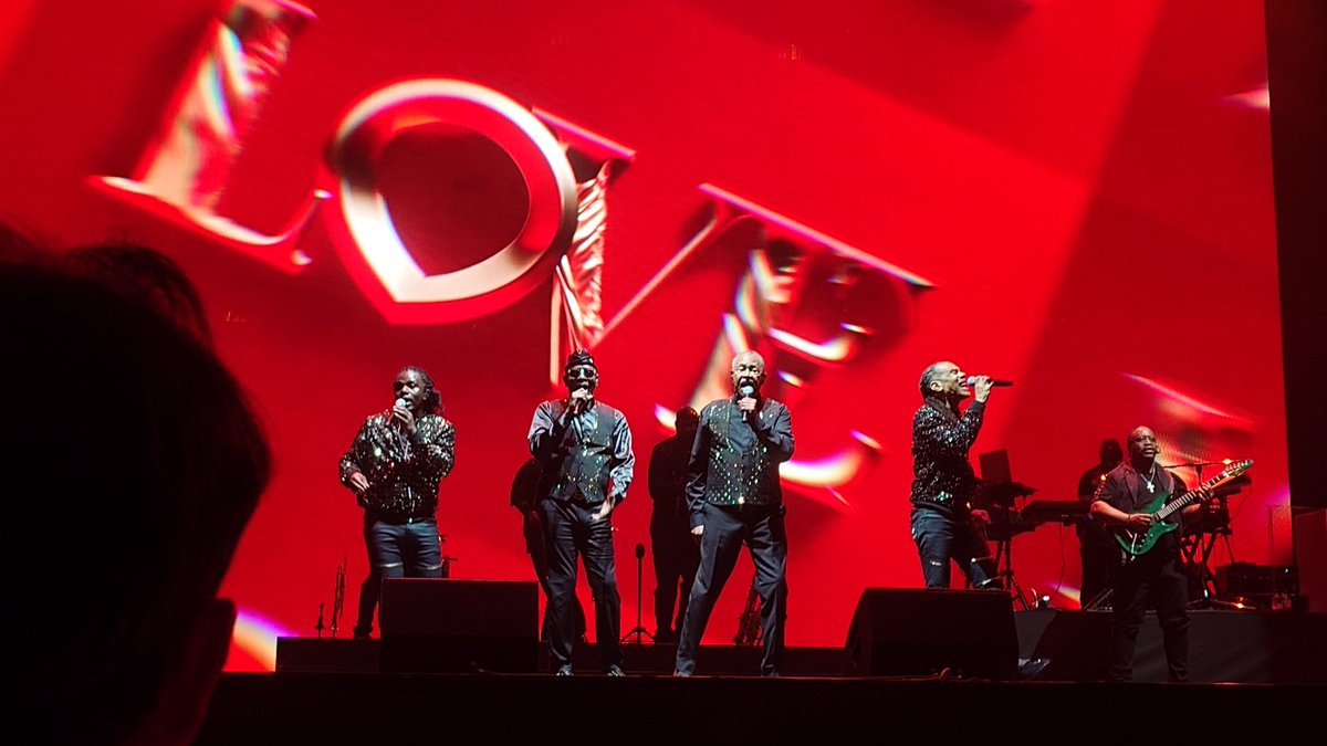 ewffunk's tweet photo. EARTH WIND &amp; FIRE JAPAN TOUR 2025
with NILE RODGERS &amp; CHIC

惜しみなく、2days行ってきました。
アースは私にとって特別なのです✨

CHICも一緒に見られるなんて、もう最高…幸せ過ぎた😭

次のツアーではVerdineの元気な姿が見たいな。 https://t.co/bvQuEBYsB5