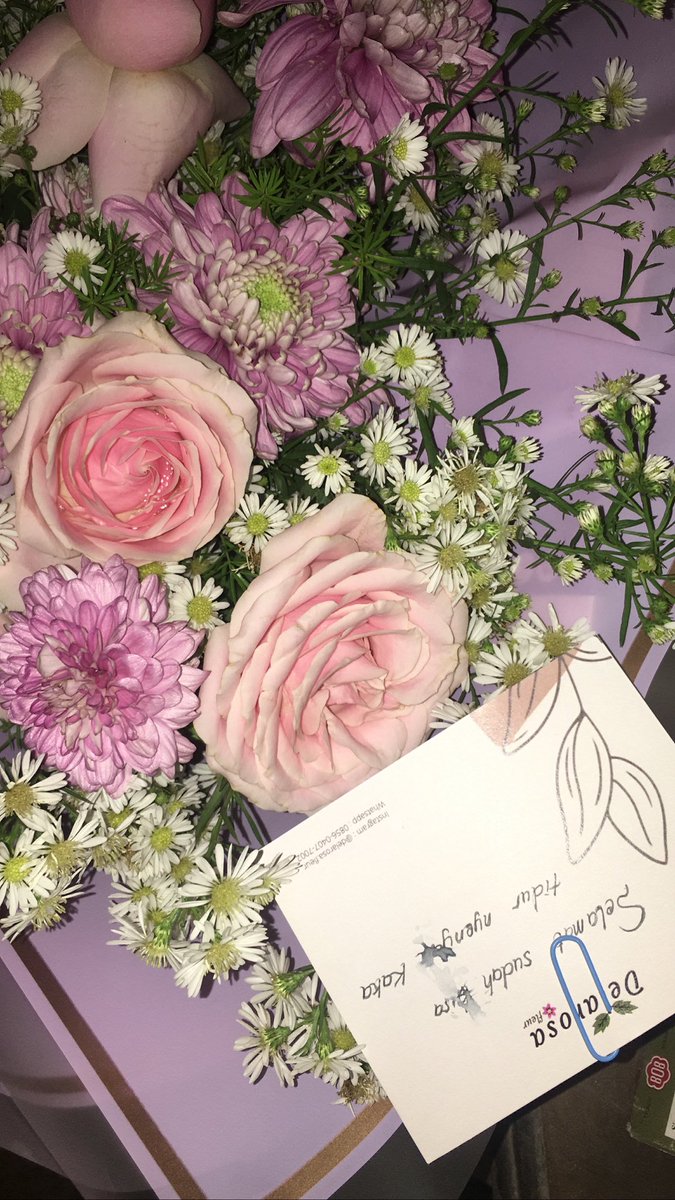 SabrinaNurma's tweet photo. it’s not about the flower, or the price, it’s about the thought.

and I dreams about friends like you, grateful for your presence and all, hold your dearly in my heart ever after. https://t.co/RUu2C3Dn8d