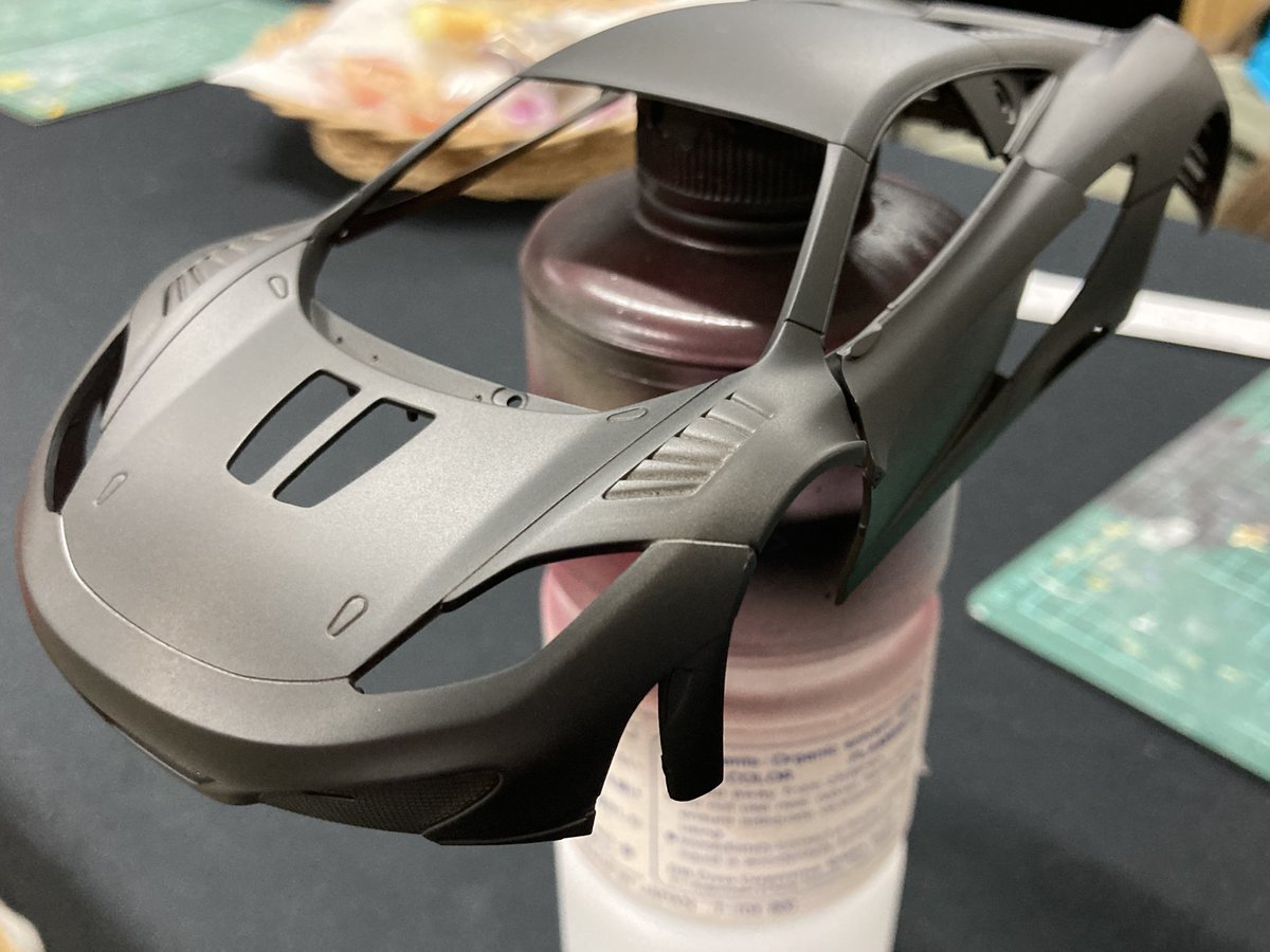extencho's tweet photo. MP4-12C進捗。
白い成型色がキレイ過ぎてスジボリの深さもパーティングラインの有無もようわからんのでとりあえずブワーッと黒サフ吹いたらカーボン剥き出しのテスト車両みたいにカッコ良くなってもうこのままでいいのでは?ってなってる←いまココ
#mp412c
#フジミ https://t.co/TYZqFU5hYL