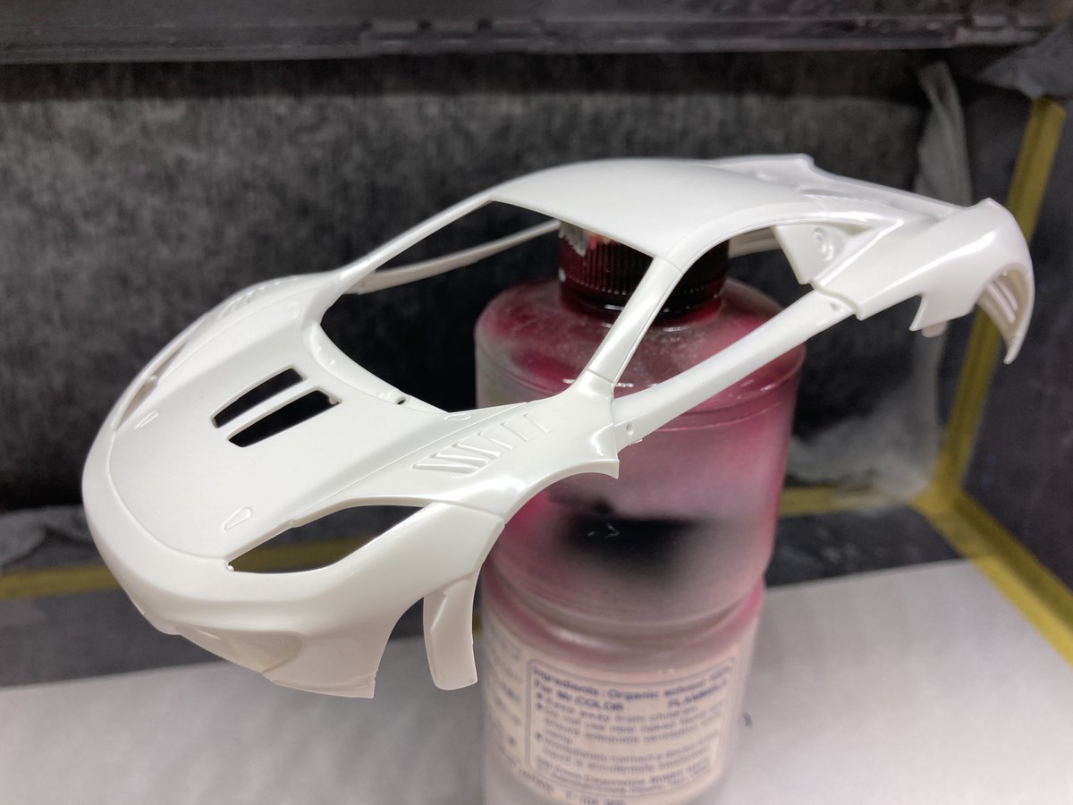 extencho's tweet photo. MP4-12C進捗。
白い成型色がキレイ過ぎてスジボリの深さもパーティングラインの有無もようわからんのでとりあえずブワーッと黒サフ吹いたらカーボン剥き出しのテスト車両みたいにカッコ良くなってもうこのままでいいのでは?ってなってる←いまココ
#mp412c
#フジミ https://t.co/TYZqFU5hYL