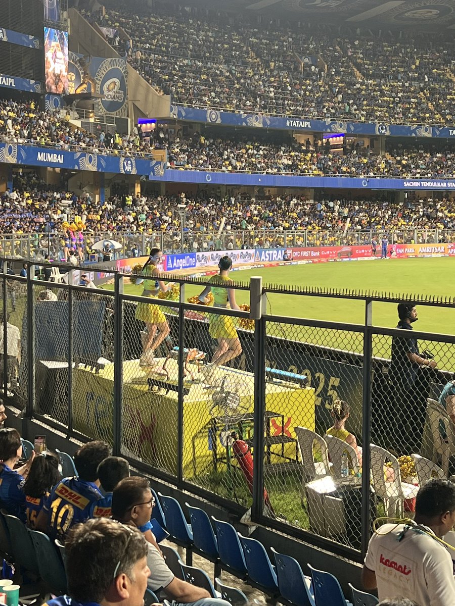 The robots are here to take your jobs! 🤖📣