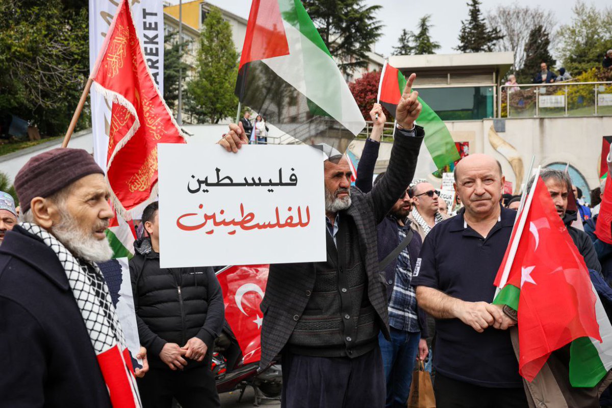 ihhinsaniyardim's tweet photo. ❝Meydanlarda yanan ateşleriz biz,
Bir değil, bin değil; milyonlarız biz...❞

📍Üsküdar https://t.co/RV6j4Stl12