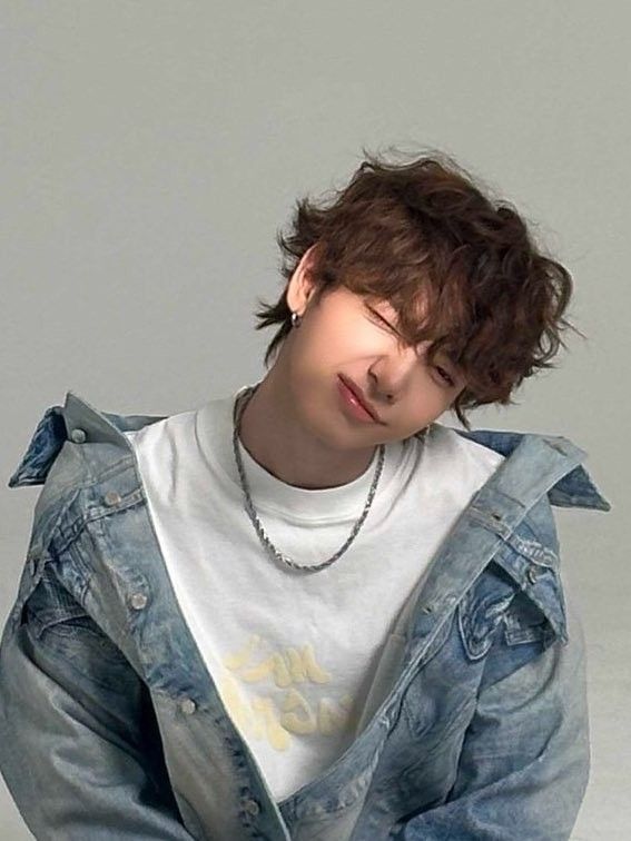 anklerum's tweet photo. the ᴋᴏᴢ manager told ᴍʏυᴎɢᴊᴀᴇ that they can only make a comeback if the group gets more popular, so he decided to go live on ᴡᴇᴠᴇʀѕᴇ to bring in more fans https://t.co/eMNEiHevGW