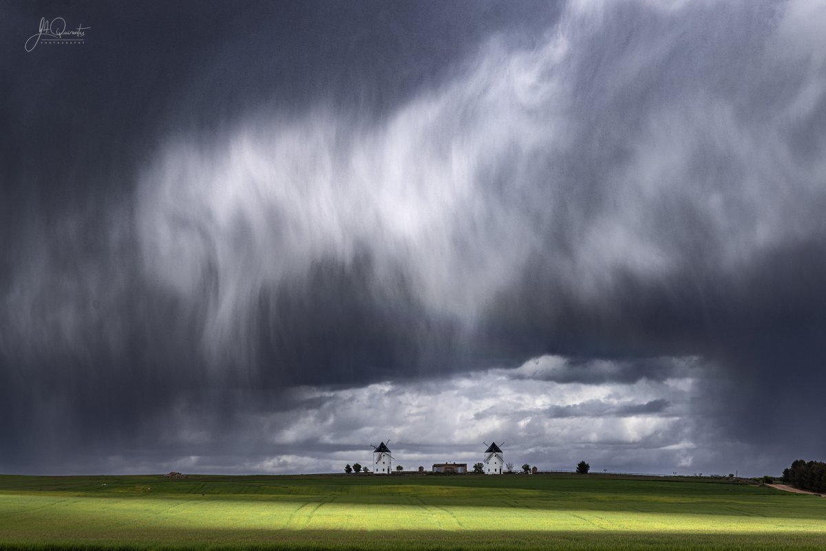 JoseAQuirantes's tweet photo. Santa Maria Del Campo Rus y su entorno no defrauda nunca fotográficamente hablando. Con los campos verdes en su máximo esplendor y con una tarde radiante de sol acompañada de chubascos primaverales, muy mal había que hacerlo para no sacar unas fotografías decentes. 19-abril-2025. https://t.co/XobRtCNb8M