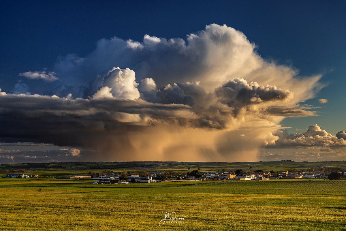 Santa Maria Del Campo Rus y su entorno no defrauda nunca fotográficamente hablando. Con los campos verdes en su máximo esplendor y con una tarde radiante de sol acompañada de chubascos primaverales, muy mal había que hacerlo para no sacar unas fotografías decentes. 19-abril-2025.