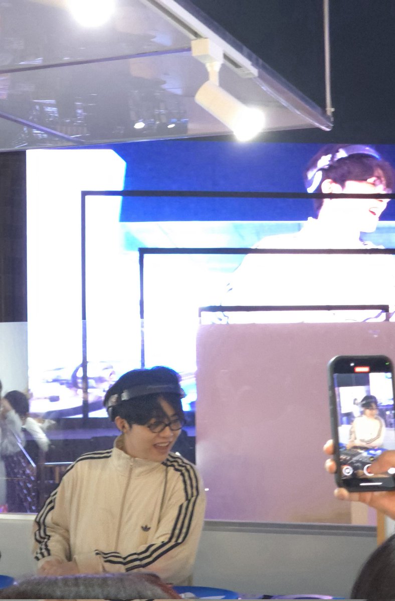 오늘 뒤에 서있던 커플

🧒: 오 기리보이야?
👧: 왤케 애기야?
       아니 왤케 애기야??????

남자분...이미 여친분은 기리걸이 되셨습니다....