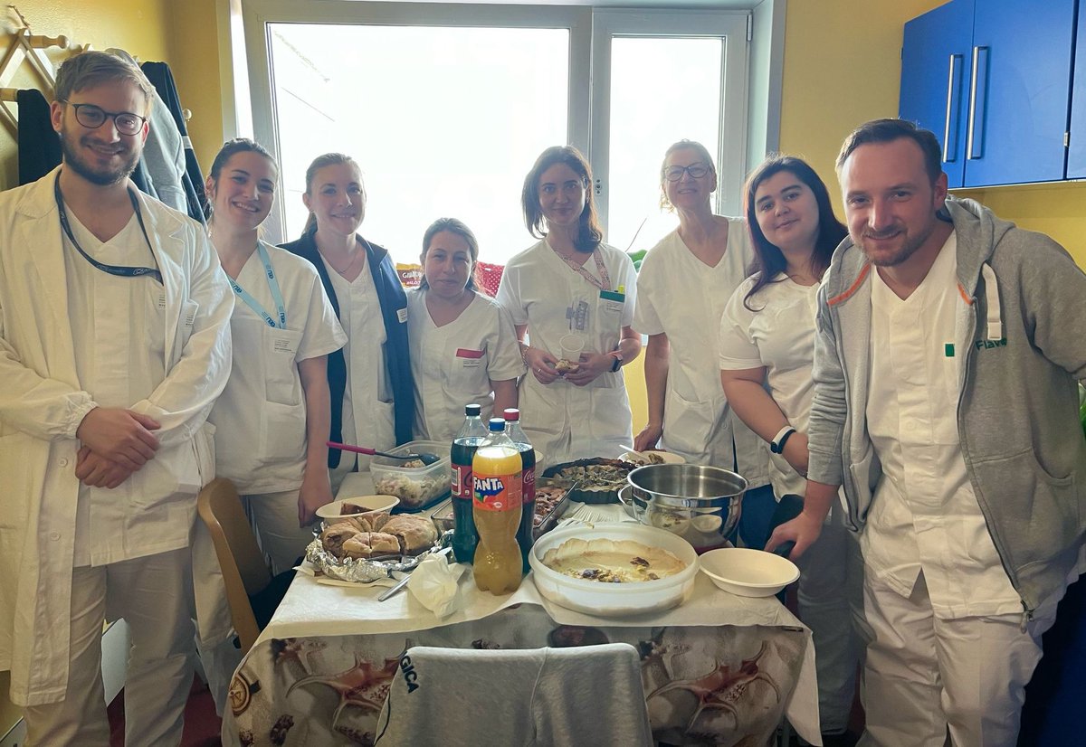 Dept. of Urology | University of Trieste (@urologiatrieste) on Twitter photo Anche oggi, giorno di festa, non ci fermiamo.
Tra un turno e l’altro, un momento condiviso: dolci pasquali, sorrisi e spirito di squadra.
A volte basta poco per sentirsi parte di qualcosa che va oltre il lavoro.
#PasquaInCorsia #TeamUrologia <a href="/gioliguori33/">Giovanni Liguori</a> <a href="/UniTrieste/">UniversitĂ di Trieste</a> <a href="/AsugiFVG/">@asugiFVG</a> Anche oggi, giorno di festa, non ci fermiamo.
Tra un turno e l’altro, un momento condiviso: dolci pasquali, sorrisi e spirito di squadra.
A volte basta poco per sentirsi parte di qualcosa che va oltre il lavoro.
#PasquaInCorsia #TeamUrologia <a href="/gioliguori33/">Giovanni Liguori</a> <a href="/UniTrieste/">UniversitĂ di Trieste</a> <a href="/AsugiFVG/">@asugiFVG</a>