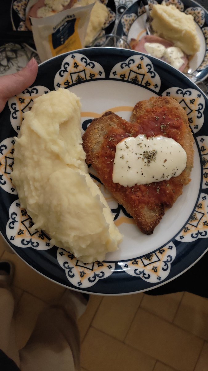 Milanesa de corazón con puré @ThemilanesaDay