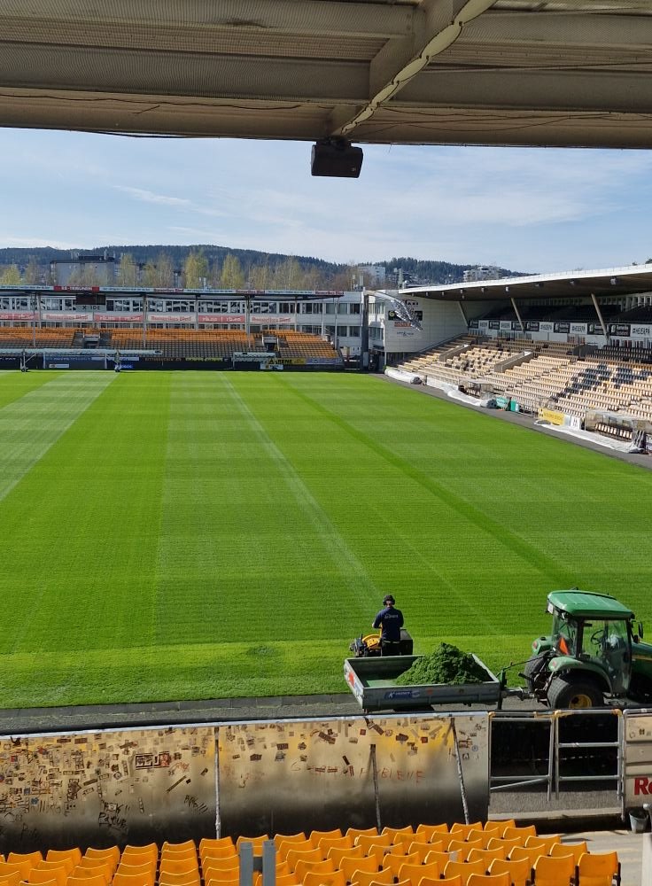 Majoriteten av norske proffklubber mangler stoltheten som kreves for å ha en ekte gressmatte. Jo da, det krever noe innsats, men slik kan det altså se ut tidlig i april:

(foto: Geir Haustreis)