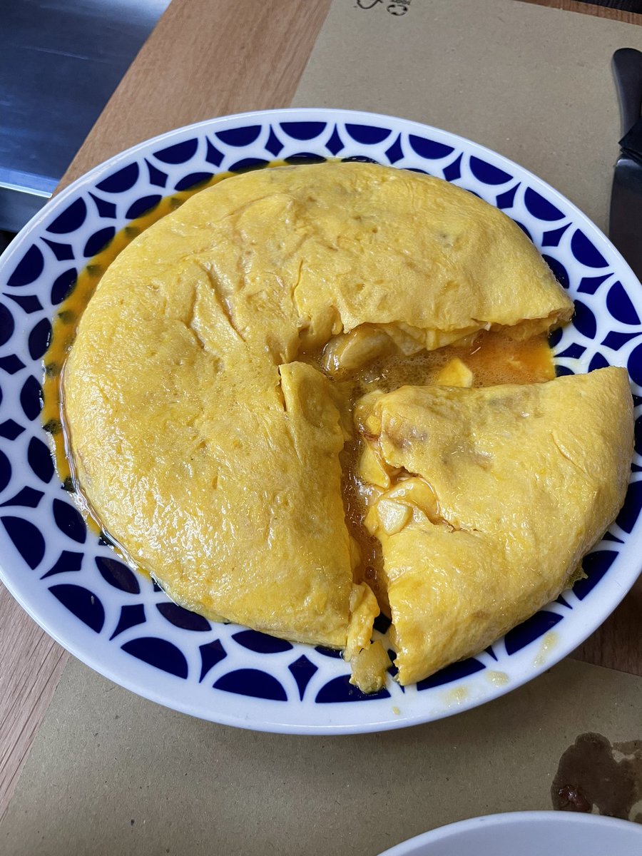 La Falda. Lavapiés. Buen plato de mollejas, anguila ahumada, salicornia y siracha. Tan bueno el producto como para comerlo por separado. La famosa tortilla de betanzos, bien, pero una más. Prefiero una melosa, para gustos colores.