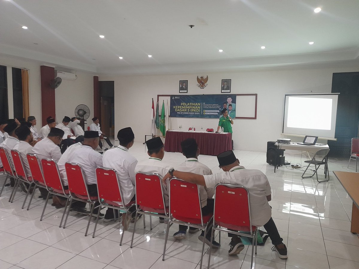 marta_akhmad's tweet photo. Menjadi narasumber wawasan kebangsaan di kegiatan PKD Ke 3 PAC Bugul Kidul https://t.co/XMqK2IoNXo
