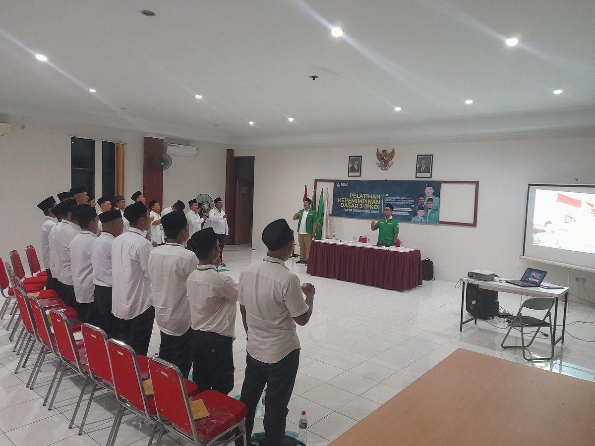 marta_akhmad's tweet photo. Menjadi narasumber wawasan kebangsaan di kegiatan PKD Ke 3 PAC Bugul Kidul https://t.co/XMqK2IoNXo