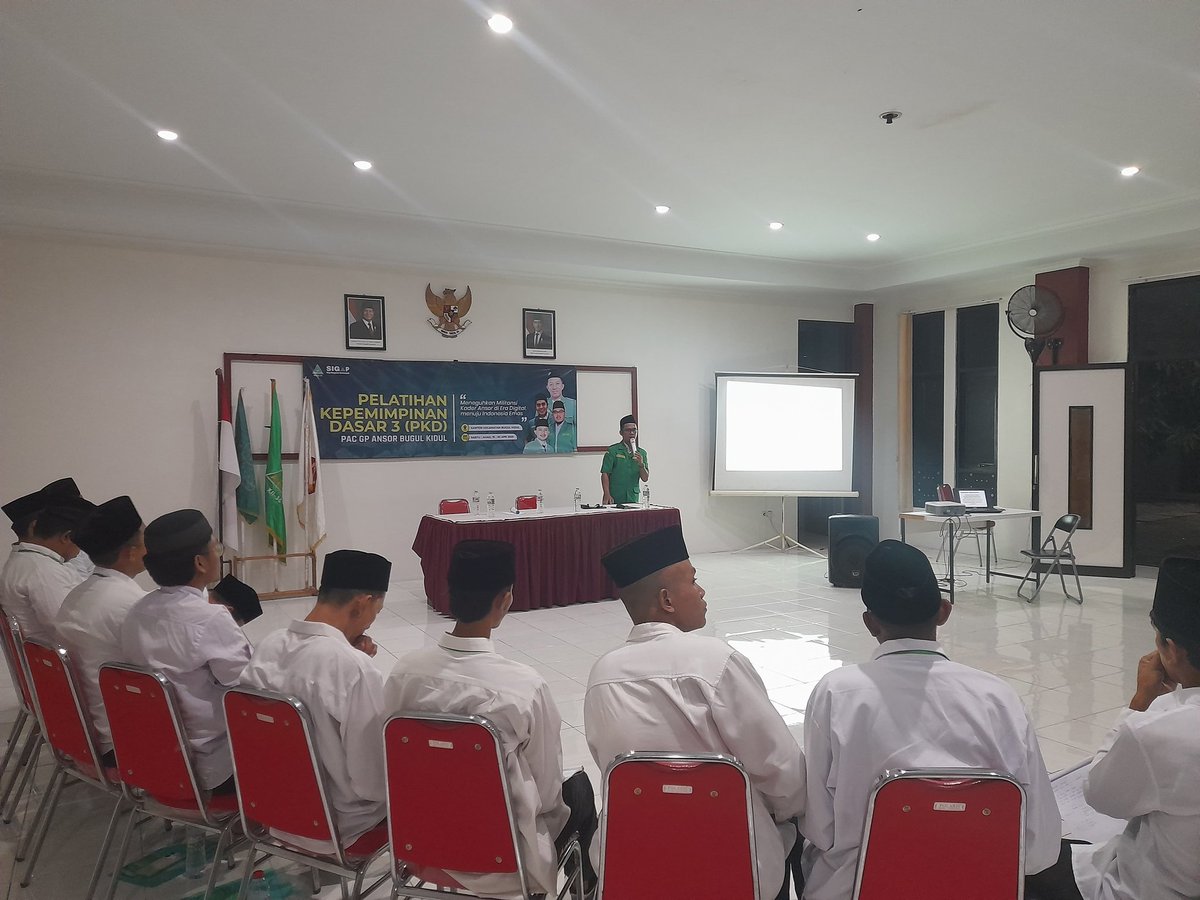 marta_akhmad's tweet photo. Menjadi narasumber wawasan kebangsaan di kegiatan PKD Ke 3 PAC Bugul Kidul https://t.co/XMqK2IoNXo