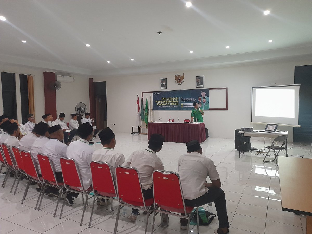 marta_akhmad's tweet photo. Menjadi narasumber wawasan kebangsaan di kegiatan PKD Ke 3 PAC Bugul Kidul https://t.co/XMqK2IoNXo