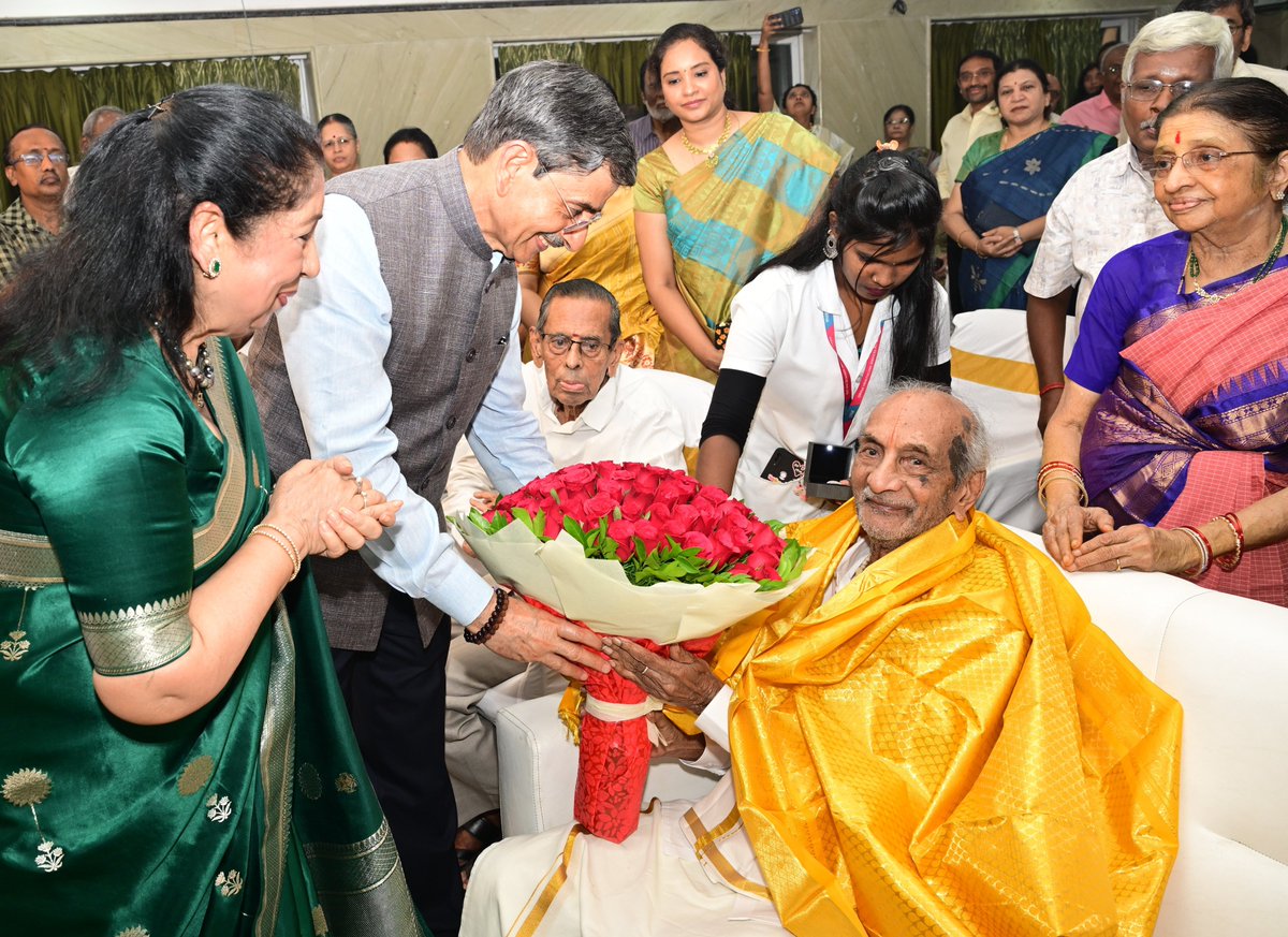 lokbhavan_tn's tweet photo. "நமது தேசிய சுதந்திர வரலாற்றில் ஒரு முக்கிய அதிகாரப் பரிமாற்ற விழாவில் சாட்சியாகவும் பங்கேற்பாளராகவும் விளங்கிய திரு. உம்மிடி எத்திராஜ் அவர்களின் 100 - ஆவது பிறந்தநாள் குடும்ப கொண்டாட்டமான சதாப்தி உற்சவத்தில் பங்கேற்றதில் மகிழ்ச்சி அடைகிறேன்!  ஆங்கிலேயர்களிடமிருந்து சுதந்திர இந்தியாவிற்கு பாரம்பரியமாக அதிகாரப் பரிமாற்றம் செய்யப்பட்டதைக் குறிக்கும்  புனிதமான #செங்கோலை உருவாக்குவதில் ஒரு இளம் திறமையான நகைக்கடைக்காரராக, அவர் பங்களிப்பை வழங்கினார். துரதிருஷ்டவசமாக, இந்த முக்கியமான வரலாற்றின் இந்த ஒரு பகுதியை, பெருமைக்குரிய இடத்தை வழங்குவதற்குப் பதிலாக, அதை #பிரதமர்மோடி  கண்டுபிடித்து, 2023 ஆம் ஆண்டில் சுமார் 140 கோடி பாரத மக்கள்  பெருமிதப்படும் வகையில புதிய நாடாளுமன்ற கட்டடத்தில் உரிய மரியாதை மற்றும் மகிமையுடன் விழாவாக நிறுவும் வரை மறக்கடிப்பட்டு வந்தது. மேலும், நமது மிக அடிப்படை மற்றும் முக்கிய சமூக கட்டமைப்பான குடும்பம் - மேற்கத்திய நவீனத்துவத்தின் சிதைந்து மறைந்து வரும் குடும்ப அமைப்பின் வளர்ந்து வரும் செல்வாக்கால் கடுமையான  அழுத்தத்தில் இருக்கும் நேரத்தில், ஒரு குடும்பத்தின் நான்கு தலைமுறைகளும் ஒரே இடத்தில்  மகிழ்ச்சியாக வாழ்வதைக் கண்டு மகிழ்ச்சியடைந்தேன்." - ஆளுநர் ரவி