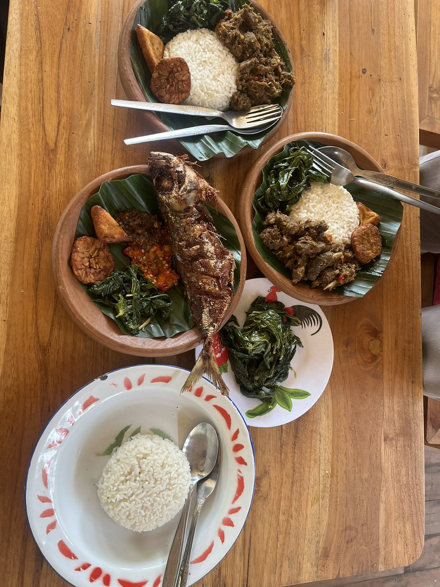 SabrinaNurma's tweet photo. Bali’s cuisine.

a simple edible meal, great flavour, presented by the humble chef (locals). you can do anything with it; whether you eat with utensils or your hands - or both, I’ll make sure to visit you again. https://t.co/nUn0bOA69j