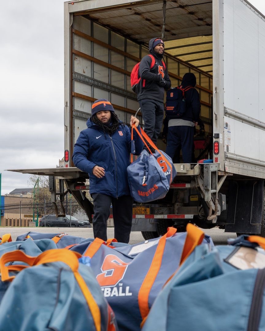JJBRANHAM06's tweet photo. Grateful for the opportunity to work with Syracuse Football this spring assisting with player development, equipment, and RB drills. Ready for the next chapter as I pursue my master’s and continue growing in this field. #CuseFootball #GradSchoolBound #NextChapter https://t.co/FeQSQWQzHo