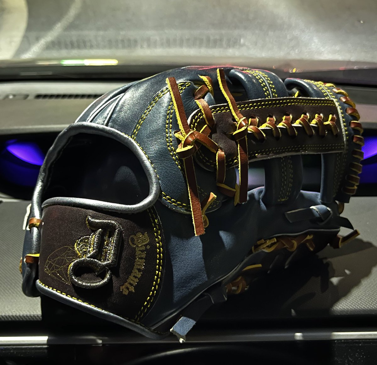 MYBB_Glove's tweet photo. #Day476
末っ子と筋トレ、ストレッチして戯れあってから独居房に収監されました。
やかましい父になりかけているようにも感じていますが、週に2日しか顔を合わせない訳ですから大目に見て欲しい🙇🏻♂️
老いに屈せぬよう父も負けじとまだまだ張り合います💪
#おやすみなさい https://t.co/ptdS0DLYef