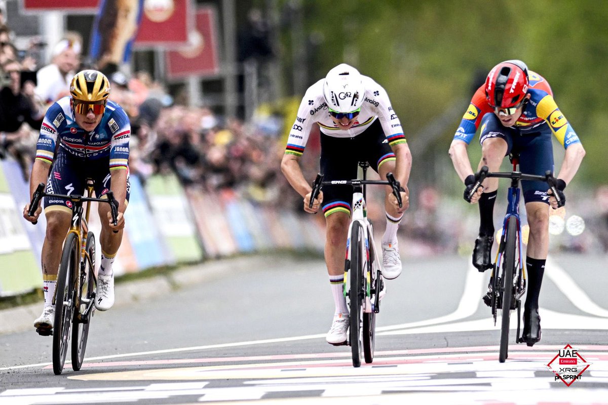 TeamEmiratesUAE's tweet photo. It’s a breathtaking finish at the Amstel Gold Race, with @TamauPogi taking second place behind Mattias Skjelmose of Lidl-Trek 🥈

The pair came to the finish with Remco Evenepoel (Soudal Quick-Step), before a three-up sprint decided the win 📸 #AGR25

It was a gutsy ride from Pogačar, who rode alone for 34km in the finale 💪🏻 #WeAreUAE 

Hats off to @skjelmose_ 👏🏻