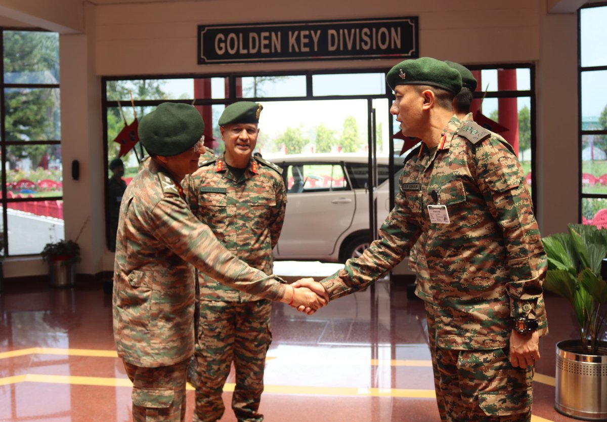 suryacommand's tweet photo. VISIT OF COS CENTRAL COMMAND TO GOLDEN KEY DIVISION
Lt Gen Navin Sachdeva, #COS, #SuryaCommand visited #GoldenKeyDivison. He was briefed on operational, training and administrative initiatives undertaken by the formation.
The #COS complimented #GoldenKeyDivision for their perseverance and pursuit for excellence.
#IndianArmy #SuryaCommand
#YearOfDefenceReforms
#OnPathToTransformation
#CapabiltyDevelopment
@adgpi
@ProDefLko
@PRODefDehradun
@PROdefprayagraj
@SpokespersonMoD
@UBArea_IA
@HQ_IDS_India
@MinofDefIndia