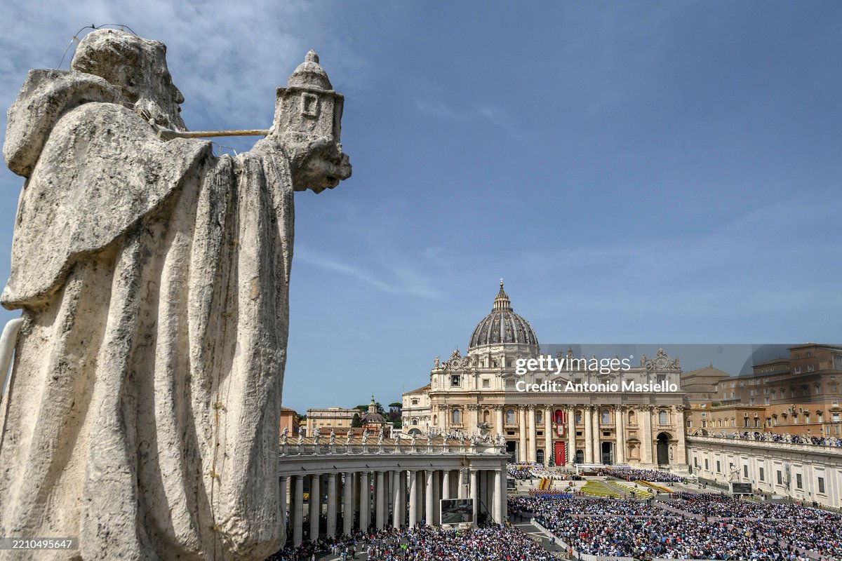 GettyImagesNews's tweet photo. Pope Francis greets faithfuls from the popemobile before delivering his Urbi Et Orbi Blessing blessing from the balcony overlooking St. Peter's Square during the #EasterMass as part of the #HolyWeek celebration in Vatican City. 📸: @amasiello_photo, Franco Origlia #PopeFrancis https://t.co/GVAJcz166p