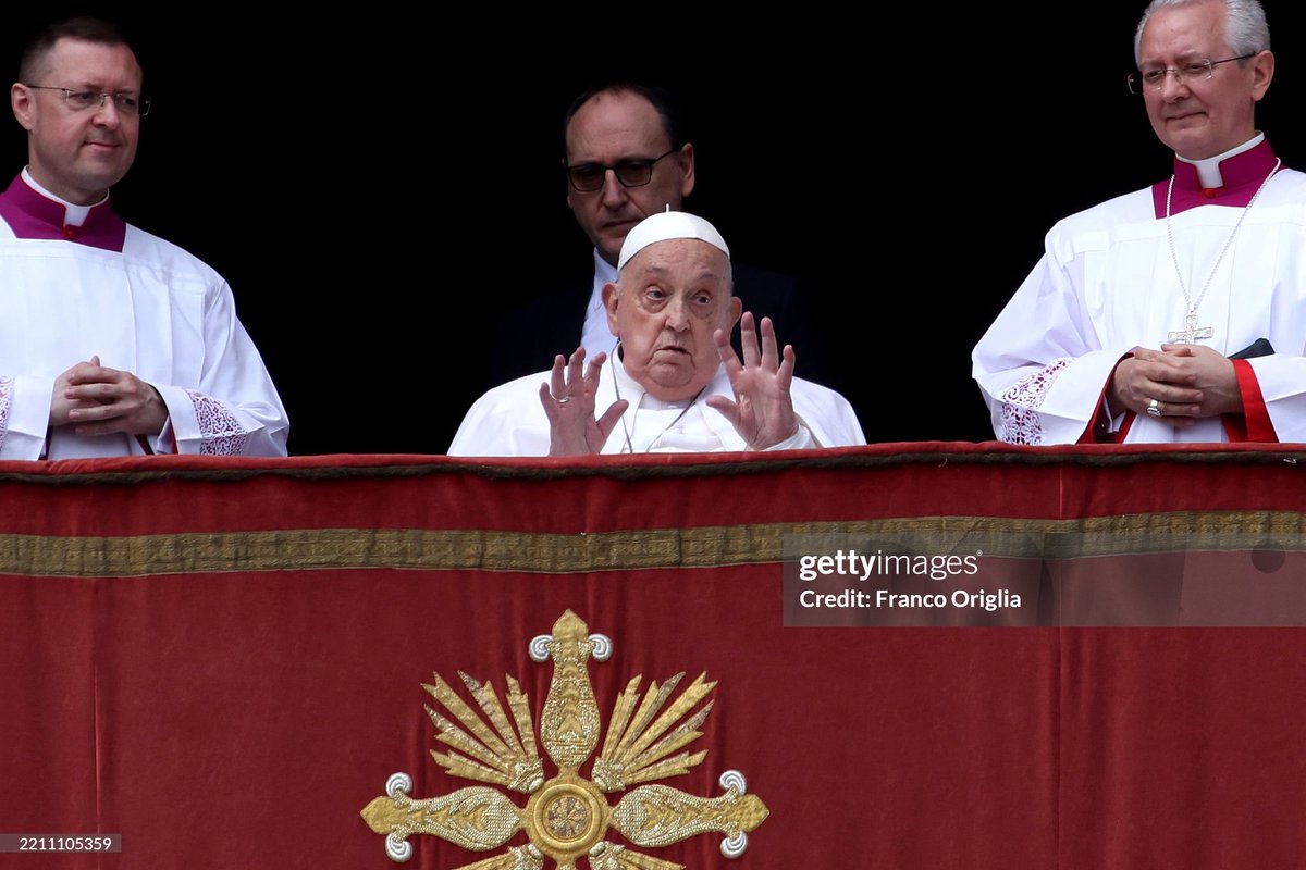 GettyImagesNews's tweet photo. Pope Francis greets faithfuls from the popemobile before delivering his Urbi Et Orbi Blessing blessing from the balcony overlooking St. Peter's Square during the #EasterMass as part of the #HolyWeek celebration in Vatican City. 📸: @amasiello_photo, Franco Origlia #PopeFrancis https://t.co/GVAJcz166p