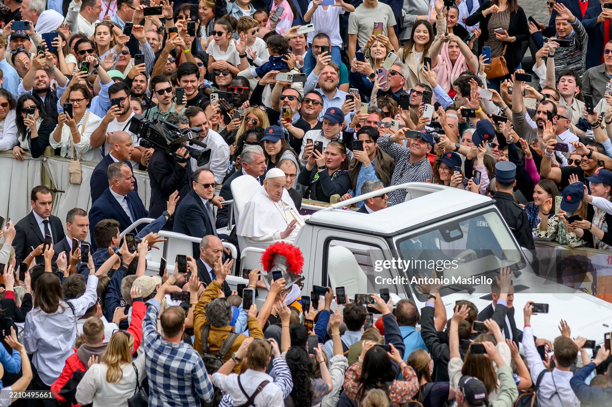 GettyImagesNews's tweet photo. Pope Francis greets faithfuls from the popemobile before delivering his Urbi Et Orbi Blessing blessing from the balcony overlooking St. Peter's Square during the #EasterMass as part of the #HolyWeek celebration in Vatican City. 📸: @amasiello_photo, Franco Origlia #PopeFrancis https://t.co/GVAJcz166p
