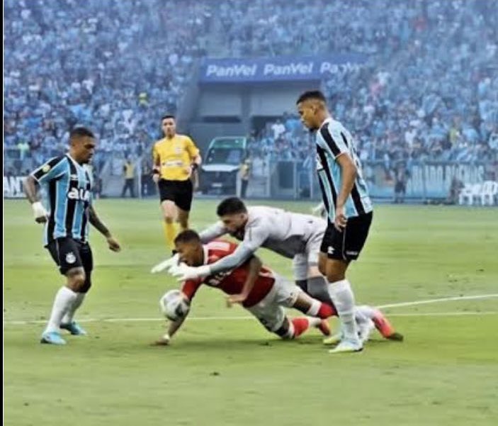 realfilipemm's tweet image. Aqui tem 4 pênaltis sonegados a favor de vcs