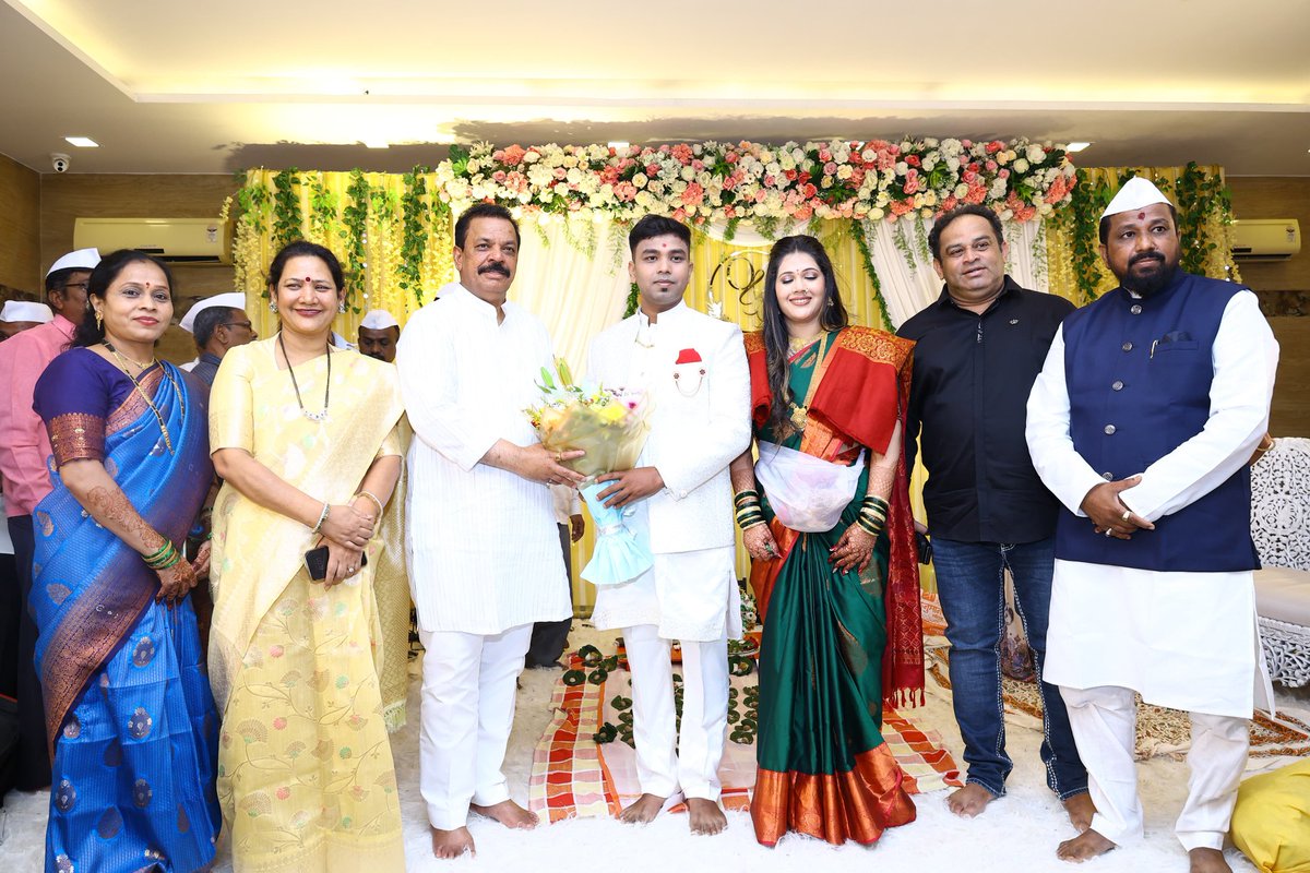 iravindraphatak's tweet photo. सौ. प्रमिला व श्री. रमेश नलावडे यांचे सुपुत्र शुभम सह सौ. माधुरी व श्री. दिलीप चौधरी यांची कन्या हर्षदा यांचं लग्न समारंभ तसेच श्री. मनोज परब यांचे चि. ओमकार सह श्वेता यांच्या साखरपुडा कार्यक्रमास सहपत्नीक उपस्थित राहून भावी यशदायी वाटचालीसाठी शुभेच्छा दिल्या. #wedding #engament https://t.co/2vXhoMewmM