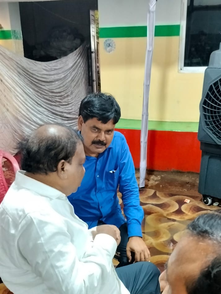 माननीय शिक्षा मंत्री श्री रामदास सोरेन जी के भाई स्व राम सोरेन जी के श्राद्ध कर्म भोज में उनके गांव घोड़ाबांधा स्थित पैतृक आवास में पहुंच कर स्व राम सोरेन जी के तस्वीर पर पुष्प अर्पित कर श्रद्धांजलि अर्पित किया। 

<a href="/HemantSorenJMM/">Hemant Soren</a>
<a href="/RamdassorenMLA/">Ramdas Soren</a>
<a href="/Ramdassoren831/">Ramdas Soren</a>
<a href="/JmmJharkhand/">Jharkhand Mukti Morcha</a>