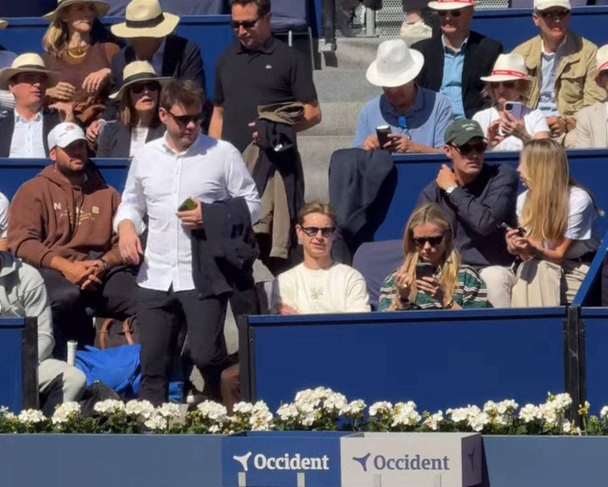 BarcaTimes's tweet photo. 📸 | Dani Olmo (with his partner), Jules Koundé, Christensen (with his wife), Ferran Torres and Frenkie de Jong (with his wife) are all in attendance at Barcelona Open to watch the QF match between Carlos Alcaraz vs Holger Rune. [@victor_nahe] #fcblive 🎾 https://t.co/oFZoD2OBWT