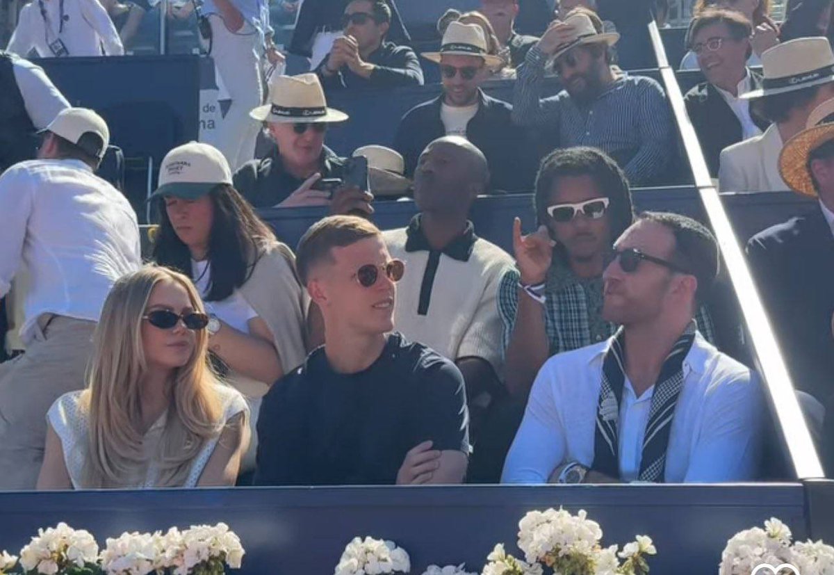 BarcaTimes's tweet photo. 📸 | Dani Olmo (with his partner), Jules Koundé, Christensen (with his wife), Ferran Torres and Frenkie de Jong (with his wife) are all in attendance at Barcelona Open to watch the QF match between Carlos Alcaraz vs Holger Rune. [@victor_nahe] #fcblive 🎾 https://t.co/oFZoD2OBWT