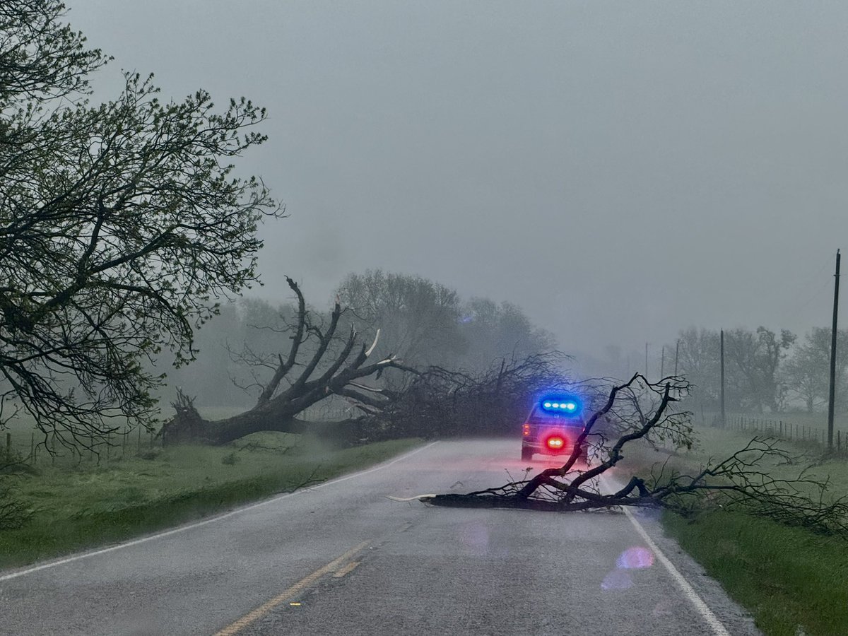 AndrewM1125's tweet photo. I’m late to the party but some pictures of a couple brief tornadoes I caught near Jacksboro yesterday 4/19 #txwx https://t.co/3Xk81yvZQF