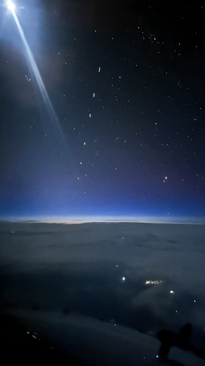 Ciel étoilé de nuit, avec le « train » de satellites Starlink depuis 40.000 pieds (12200m) ✈️ 🛰️ ✨