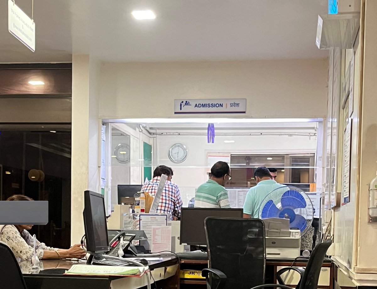 🤦🏻‍♂️Experience at Hinduja Hospital. 

77 year old woman met with accident. Needs immediate admission. 

Surgery required.
Cost of treatment Rs. 4.80 Lakhs + cost of implant.

Cashless desk closed. 
Demands 100% deposit even though surgery scheduled after two to three days. 
Ask