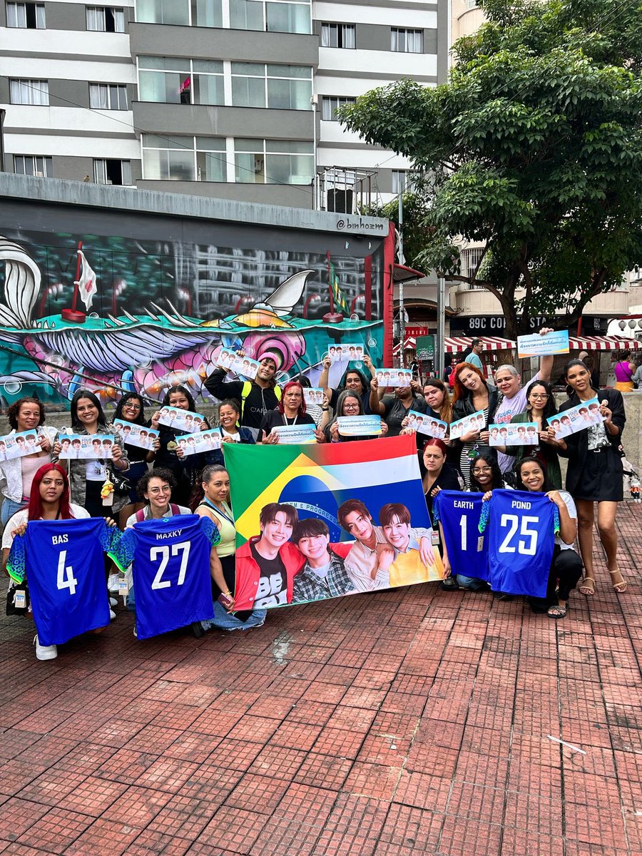 LobeProjetos's tweet image. Reunimos os fãs para tirarmos uma fotinha juntos, trocar mimos.

#maxkybas #PondEarth saiba que vcs são muito amados aqui,esperamos ter uma oportunidade de encontrar vcs e mostrar todo amor brasileiro ✨

#FoureverYouProject 
#FourEveryou 

@cooheartt @pondponlawit1
@basjtr