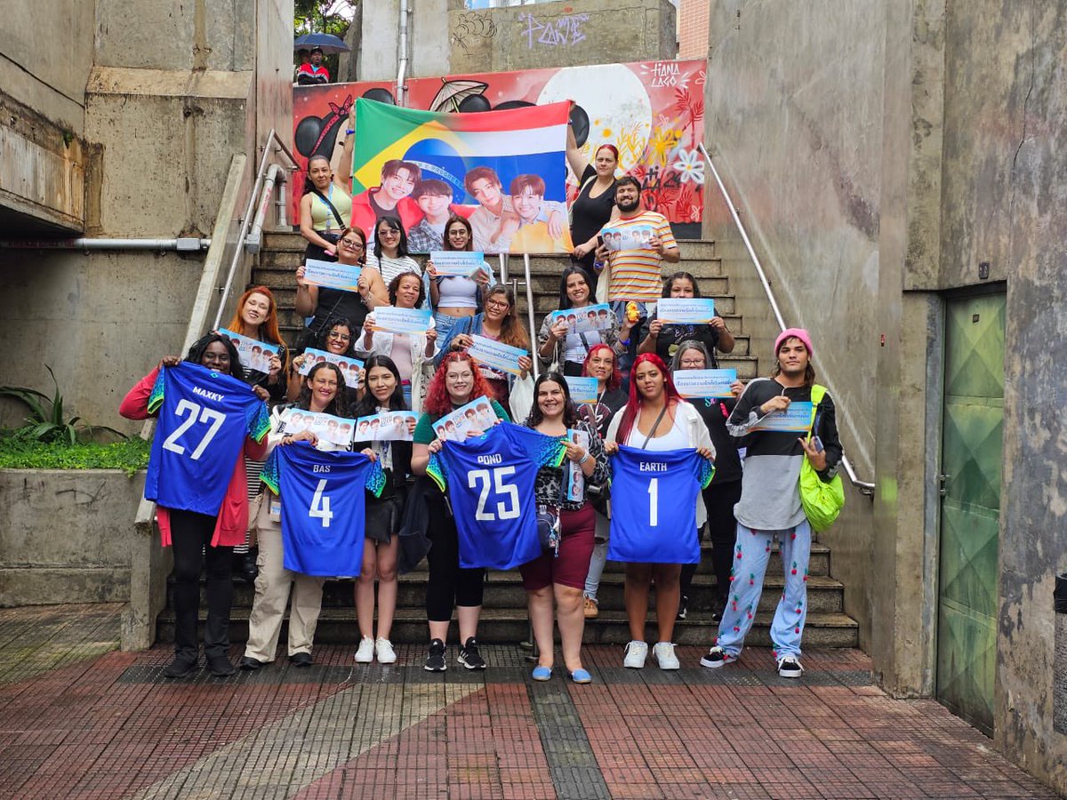 LobeProjetos's tweet image. Reunimos os fãs para tirarmos uma fotinha juntos, trocar mimos.

#maxkybas #PondEarth saiba que vcs são muito amados aqui,esperamos ter uma oportunidade de encontrar vcs e mostrar todo amor brasileiro ✨

#FoureverYouProject 
#FourEveryou 

@cooheartt @pondponlawit1
@basjtr