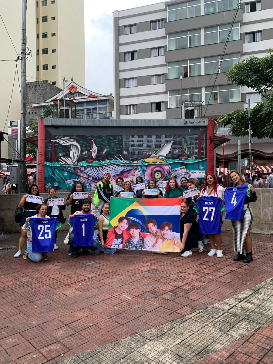 LobeProjetos's tweet image. Reunimos os fãs para tirarmos uma fotinha juntos, trocar mimos.

#maxkybas #PondEarth saiba que vcs são muito amados aqui,esperamos ter uma oportunidade de encontrar vcs e mostrar todo amor brasileiro ✨

#FoureverYouProject 
#FourEveryou 

@cooheartt @pondponlawit1
@basjtr