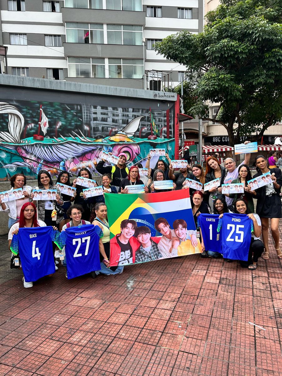 LobeProjetos's tweet image. Reunimos os fãs para tirarmos uma fotinha juntos, trocar mimos.

#maxkybas #PondEarth saiba que vcs são muito amados aqui,esperamos ter uma oportunidade de encontrar vcs e mostrar todo amor brasileiro ✨

#FoureverYouProject 
#FourEveryou 

@cooheartt @pondponlawit1
@basjtr