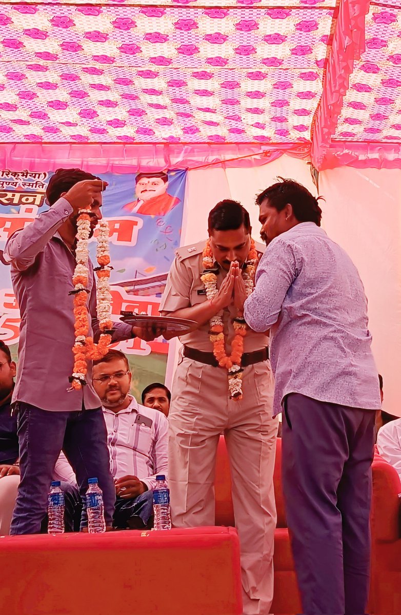 जिनकी शक्ल अच्छी नहीं होती
उन्हें दिल से अच्छा होना ही पड़ता है