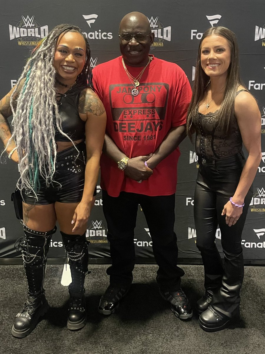 irvingxmoi's tweet photo. @Katana_WWE @wwekayden thank you for the pic https://t.co/iqgyWsOzML
