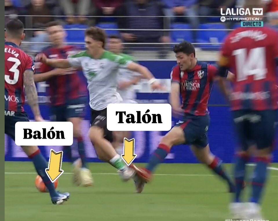 A_la_orilluca's tweet photo. Como a Petón y a otros seguidores del Huesca les ha parecido dudosa la primera roja ante el #RealRacingClub les paso foto con esquema para que lo tengan claro. #Racing #Santander https://t.co/mXUEuxNqFl