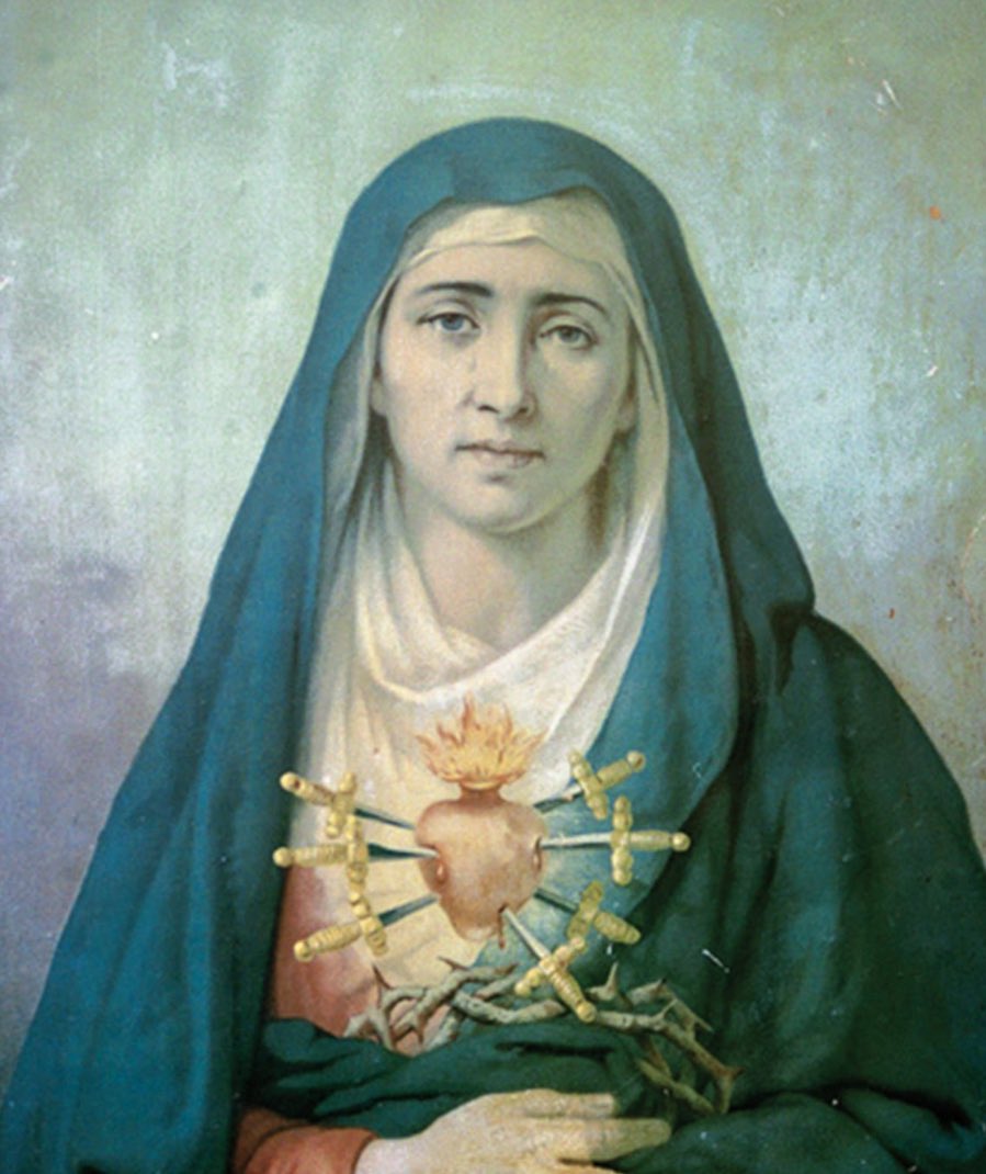 Madre mía Dolorosa,
que nunca podré olvidar.
Virgen que como un lucero
me alumbras desde el altar.
Bajo tu manto sagrado,
mi Madre aquí me dejó;
Señora, ya eres mi Madre,
no me abandone tu amor … 
Estrella salvadora
es, Madre, tu semblante;
mísero navegante
naufragaré sin Ti.
…