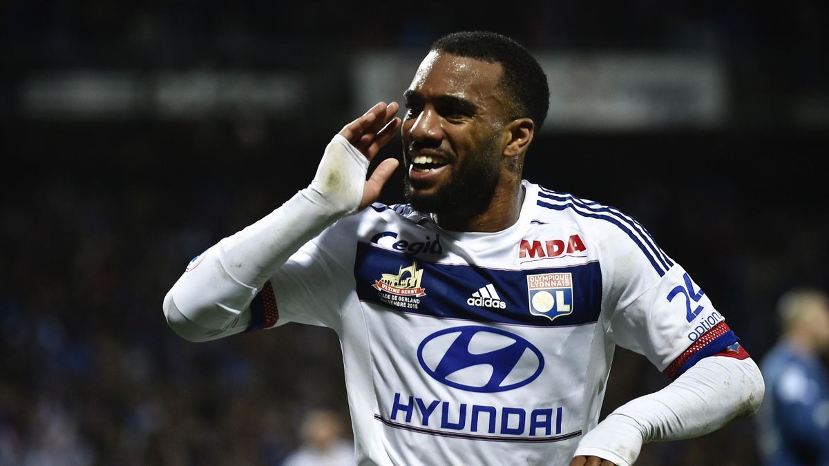 GonesRadioOff's tweet photo. 4 – OL-ASSE 2015 : 1, 2 et 3 pour Lacazette ! Le dernier Derby à Gerland
Dimanche 8 novembre 2015. 50e et dernier Derby à Gerland avant le passage au Parc OL. Un match forcément particulier.
Six joueurs formés au club sont titulaires : #Gonalons, #Lopes, #Ferri, #Tolisso, #Umtiti et bien sûr Alexandre #Lacazette, futur héros de la soirée.
Juste avant la mi-temps, l’attaquant lyonnais ouvre le score d’un joli piqué (40e). Et de 1.
L’OL peut donc rentrer au vestiaire avec l’avantage de 1-0.
59e : Lacazette suit bien une frappe repoussée de Rafael pour s’offrir un doublé. Et de 2.
93e minute, sur un service de Jordan Ferri, Lacazette achève les Stéphanois et loge le ballon au fond des filets. Et de 3 !
Score final : 3-0. Soirée magique pour le Général, ce triplé est l’un des plus grands moments de sa carrière.