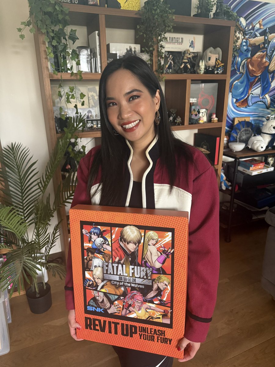 J’ai reçu un chouette cadeau de la part de <a href="/SNKPofficial/">SNK GLOBAL</a> pour fêter la sortie de #FatalFuryCOTW !!! 😍 

C’est le bon moment pour ressortir la veste de Rock Howard que mon frère avait fait sur mesure pour lui il y a 20ans 😆