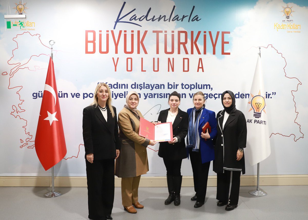 Makbulee_Oruc's tweet photo. Genel Merkez Kadın Kolları Tarafından
Şahsıma Tevdi Edilen Kadın Kolları Karaköprü İlçe Başkanlığı Görevine Başlamış Bulunmaktayım.
Bizleri Göreve Layık Gören; Bu Kutlu Davada Hizmet Etme Fırsatı Veren Tüm Büyüklerimize Teşekkürü Bir Borç Bilir ve Sonsuz Şükranlarımı Sunarım.
Kutlu Davamızın Bir Neferi Olarak Karaköprü’deki Kadınlarımızın İhtiyaçlarını Daha İyi Anlamak, Çözüm Üretmek; İlçemizi Hak Ettiği Hizmetlerle Buluşturmak İçin Canla Başla Çalışacağız.
Bu Süreçte Birlik ve Beraberlik İçerisinde Hareket Ederek Karaköprümüzü Daha Güzel Bir Geleceğe Taşımak İse En Büyük Hedefimiz Olacaktır. 
Yeni Dönemin İlçemize ve Tüm İlçe Teşkilatımıza Hayırlara Vesile Olmasını Temenni Ediyorum.
Saygılarımla. 

#CanlaBaşlaİlkGünküHeyecanla 
#UmudunİcraatınGeleceğinAdıAkAparti
#AkDava
#AKKadınlar

@RTErdogan @abuyukgumus @bybekirbozdag @MahinurOzdemir @tugbaisikercan @tulaykaynarca @GercekTekin @ZehraAy0663 @muallavarol @hakanaksu058 @malicevheri @ibrahimeyyupogl @CYAZMAC @AEminOnenOfis @ProfDrDusak @HikmetBasak_63 @av_mfaruk @gulenderacanal @milhamigunbegi @eyupkadirinan @avyusufibis @Malikurt14 @VildanGnll @zeynep63ciftci @FIRATKORAN @Aysemir_63 @emrekaracizmeli @furkankucukk @avorhancelik @farukbayuknet  @FBozdag63 @Makbulee_Oruc @Akparti @AKKADINGM @AKGenclikGM @akpartiurfa @akkadinsanlurfa @Karakopruak @akkadnKarakopru @akgencliksurfa @akgenckarakopru