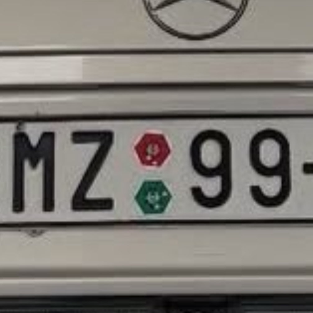 HatasLukas's tweet photo. a) 250km/h na dálnici v ČR 
b) s telefonem v ruce
c) s propadlou technickou
d) bez dálniční známky

Ješte, že u toho nehajloval... https://t.co/Zdbkt7C5Zk