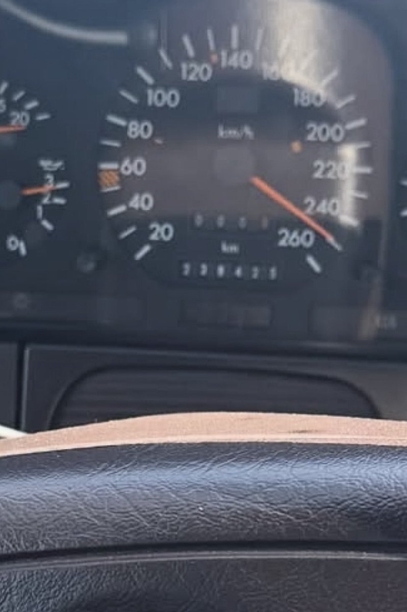 HatasLukas's tweet photo. a) 250km/h na dálnici v ČR 
b) s telefonem v ruce
c) s propadlou technickou
d) bez dálniční známky

Ješte, že u toho nehajloval... https://t.co/Zdbkt7C5Zk