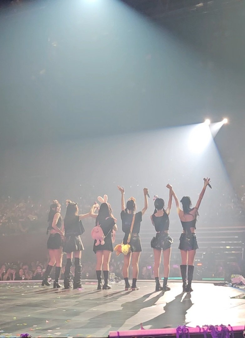 10주년 이 시간이 쉽지않는데 오랫동안 함께해줘서 고마워💙💙
어떻게 변하는지 앞으로도 모두 다 계속 응원할게요
아마도 이틀동안 일기예보주셨는데 
맑은날인지 비 내리는날인지 우리는 같은 은하수아래 있을거에요

오마이걸 사랑해요🌌💙